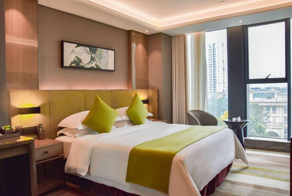 Leshan Ramada Hotel Rum bild